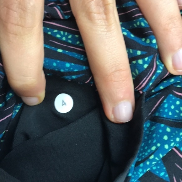 🔥$SALE$🔥 Lululemon Spring Break Away Short Palm Lace Tofino - Picture 3 of 7